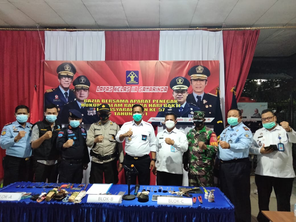 BERSINERGI : M Ilham Agung Setyawan  (tiga kiri) dan Jumadi (tengah) saat memberikan salam semangat pemasyarakatan usai menggelar jumpa pers.
