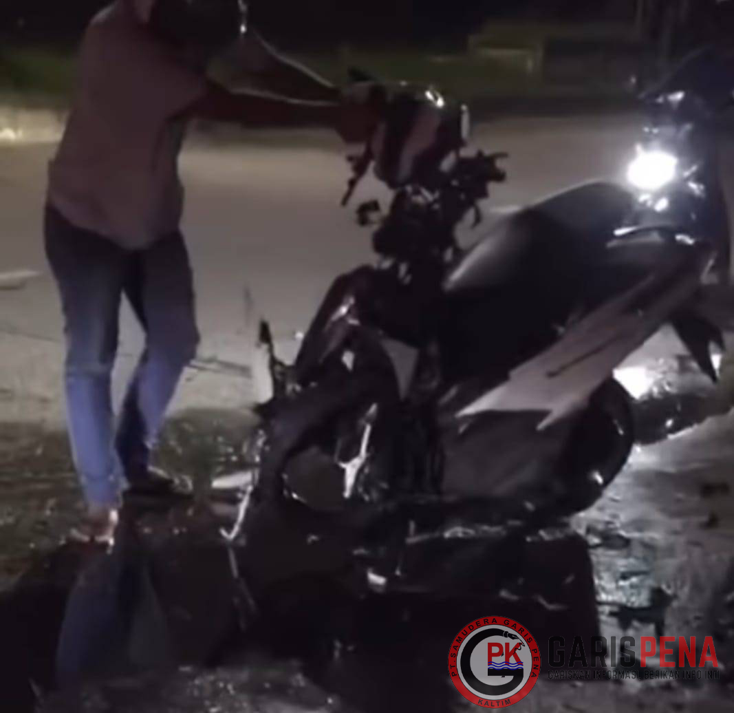 Kondisi motor Vario 150 putih yang dikendarai oleh PW rusak parah, setelah menghantam sebuah mobil.