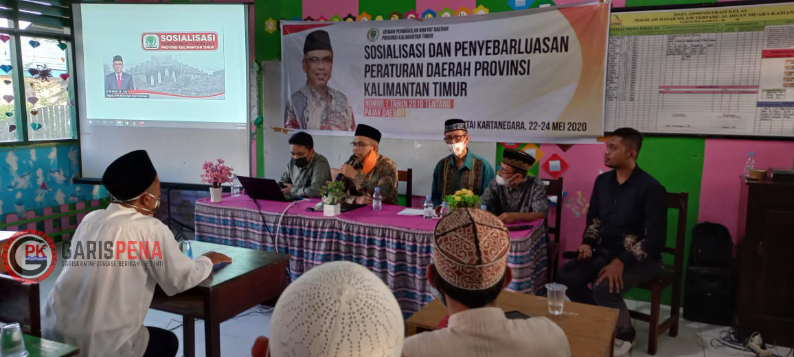 Anggota DPRD Kaltim H Ali Hamdi (pegang mikrofon) saat membuka acara Sosper Pajak bantuan Hukum di Kecamatan Muara Kaman kemarin.