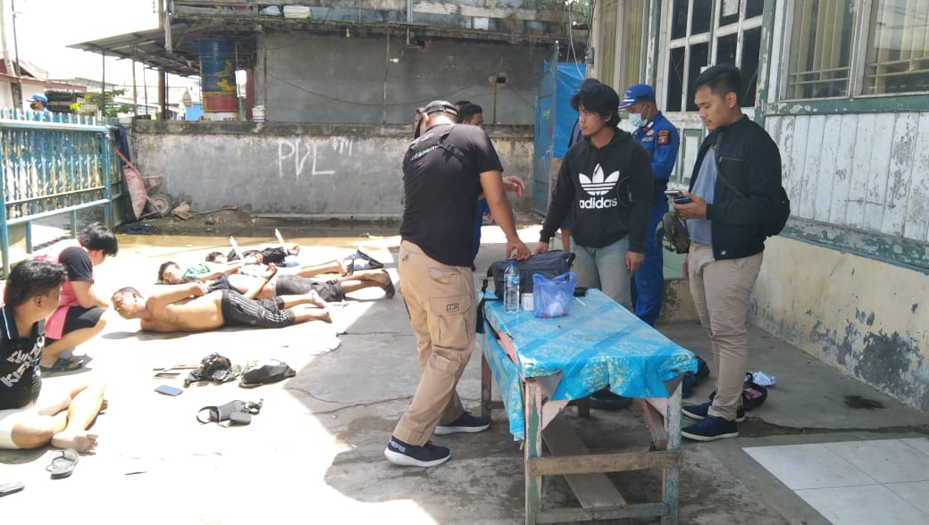 Foto: Petugas Polairud Polda Kaltim saat melakukan penggerebekan di kampung narkoba di Samarinda (Istimewa)
