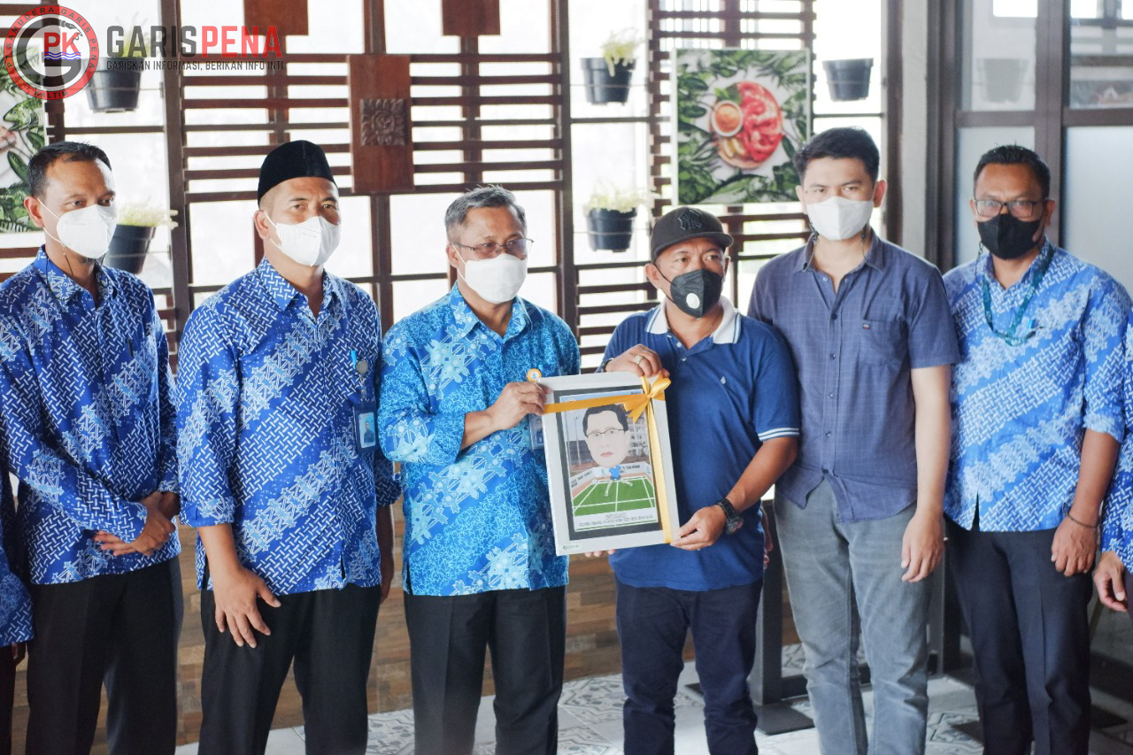 FOTO : Ketua AJKT Sukriadi (tiga kanan) memberikan cinderamata berupa karikatur wajah kepada Direktur Utama Perumdam Tirta Tuah Benua, Suparjan.
