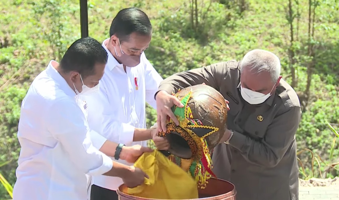 FOTO : Presiden RI Jokowi (tengah) dan Isran Noor saat menyatukan air dari seluruh penjuru Daerah Se-Indonesia.