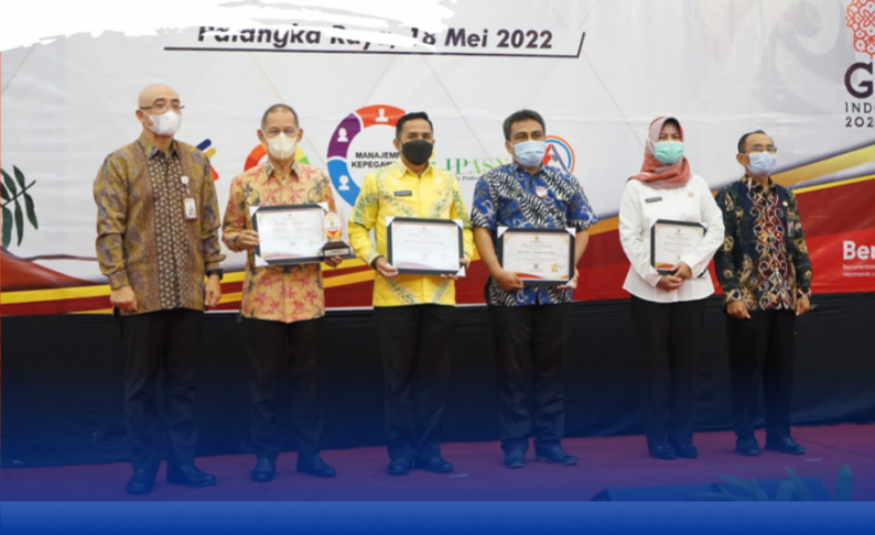 MEMBANGGAKAN: Kepala BKD Kaltim Diddy Rusdiansyah, me raih penghargaan terbaik I