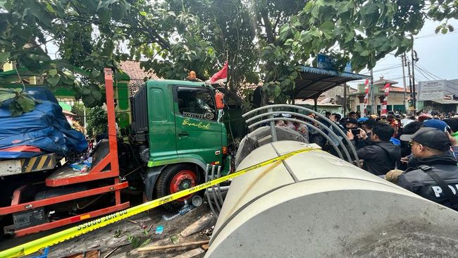 FOTO : Kecelakaan maut di Bekasi melibatkan truk trailer, Rabu (31/8). Sebanyak 10 orang tewas akibat kecelakaan maut Bekasi ini. (Foto: Hanafi/detikcom)