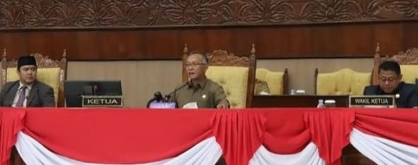 Foto : M Samsun pimpin rapat paripurna ke-6 kemarin.