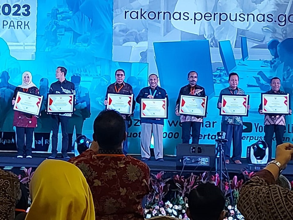 MEMBANGGAKAN: Dinas Perpustakaan dan Kearsipan (DPK) Kaltim, mendapat penghargaan oleh Perpusnas RI atas provinsi dengan presentase akreditas perpustakaan terbanyak di wilayah III, pada Senin (6/3).