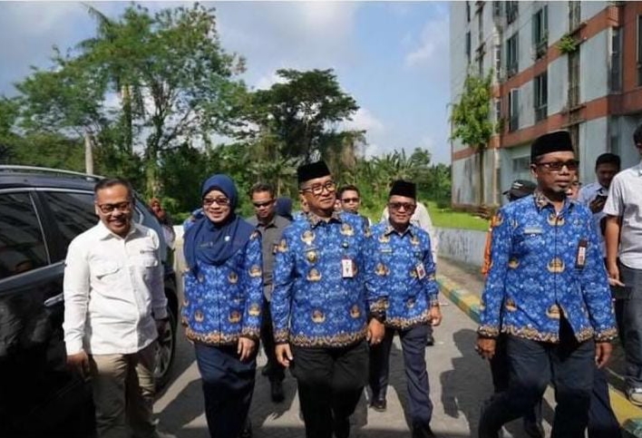 MENINJAU: Penjabat Gubernur Kaltim Akmal Malik didampingi OPD terkait saat meninjau kondisi Hotel Atlit di kompleks Gelora Kadrie Oening, Samarinda.