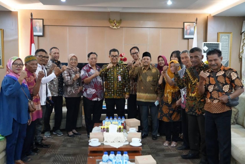 KAWAL BERSAMA: Pj Gubernur Kaltim Akmal Malik bersama perwakilan warga Simpang Pasir yang menanti pencairan haknya berupa kompensasi ganti lahan mereka.