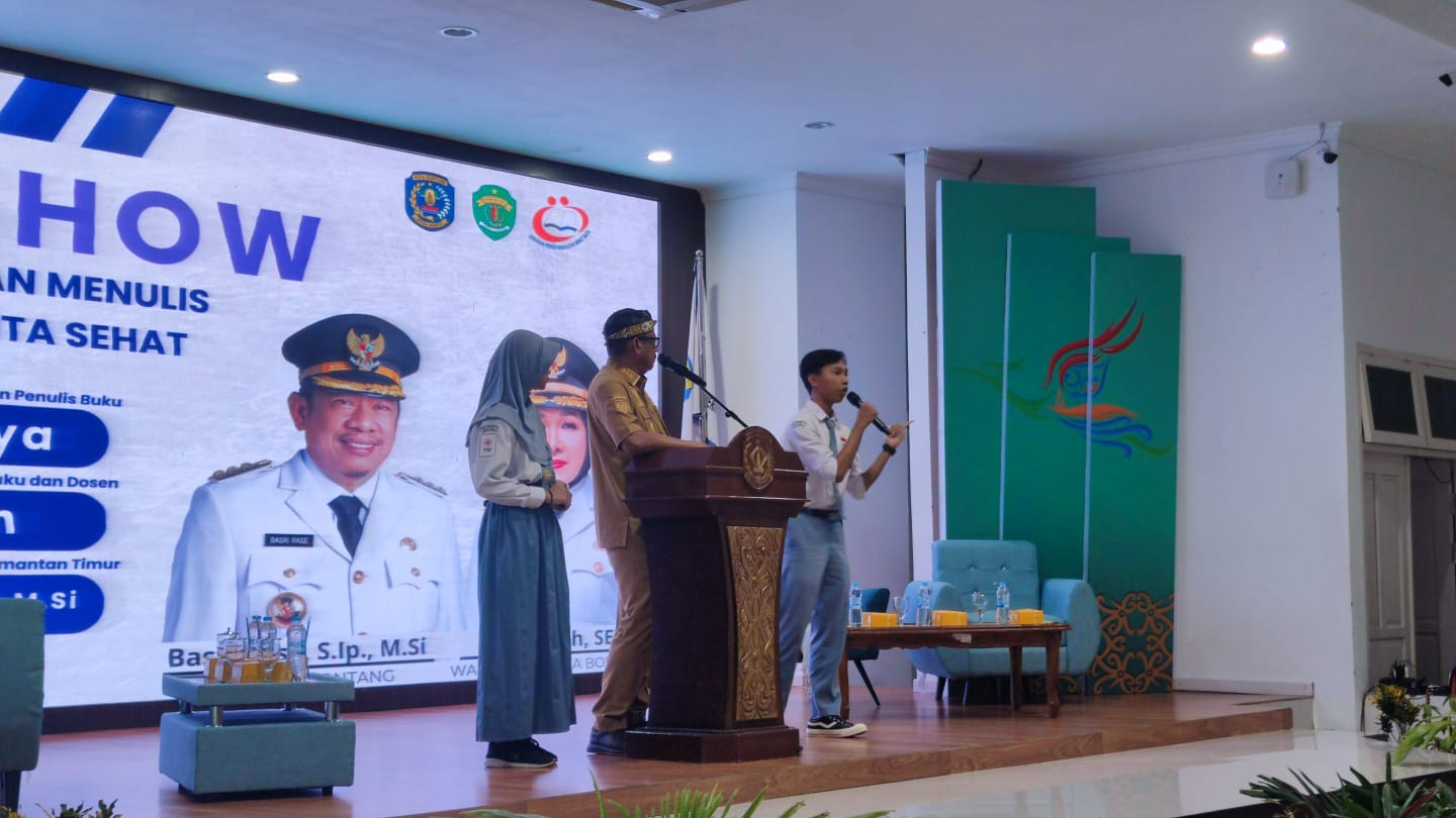 BERI BUKTI: Dua pelajar Bontang saat memaparkan seputar narkoba di hadapan audiens dan Wali Kota Bontang Basri Rase.