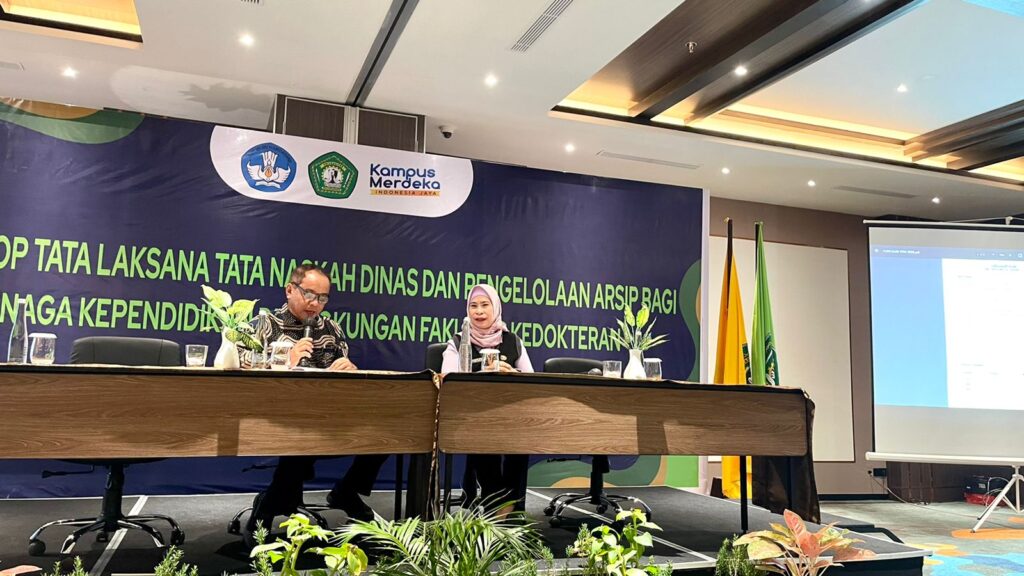 BERSEMANGAT: Dewi Susanti (kanan) menjadi narasumber dalam workshop tata laksana tata naskah dinas dan pengelolaan arsip bagi tenaga kependidikan bersama Fakultas Kedokteran Unmul, Rabu (6/12).