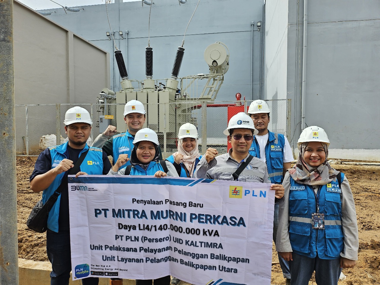 Tim PT PLN (Persero) UID Kaltimra dan PT Mitra Murni Perkasa (MMP) berfoto bersama di lokasi penyalaan pasang baru listrik berdaya 140 MVA untuk operasional smelter nikel matte MMP di Kariangau, Balikpapan. (istimewa)