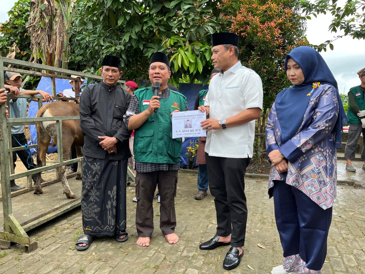 Wakil Gubernur Kalimantan Timur, Seno Aji, saat melakukan penyerahan 11 ekor hewan kurban, di Masjid Alam Semesta, Samarinda, pada Sabtu, (7/6/25).