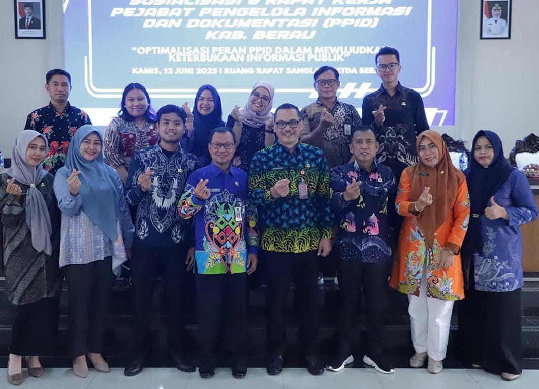 Foto bersama usai kegiatan Sosialisasi dan Rapat Kerja Pejabat Pengelola Informasi dan Dokumentasi (PPID) Kabupaten Berau, Kamis (12/6/2025) di Ruang Rapat Sangalaki