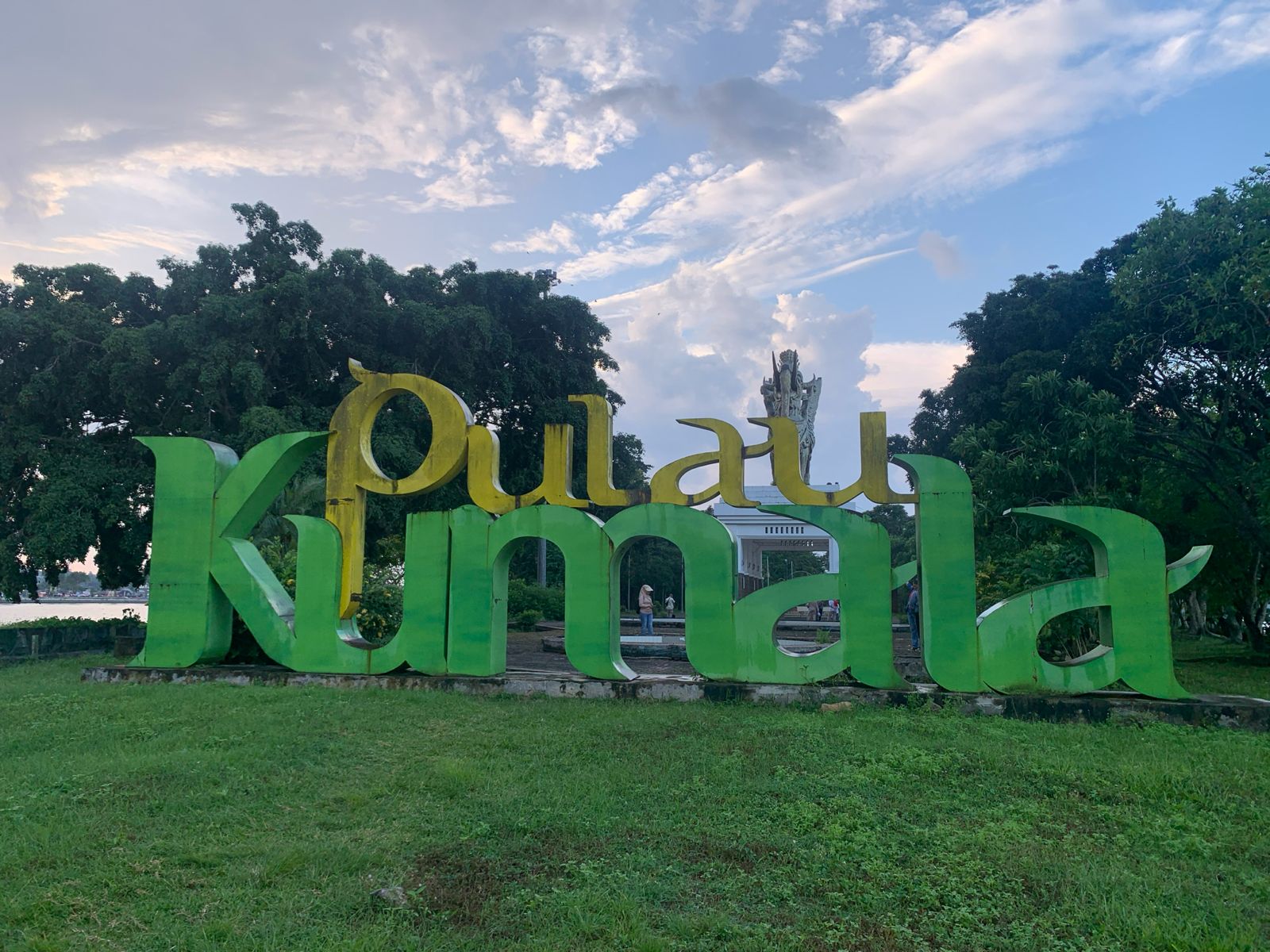 Monumen nama tempat Pulau Kumala, Kutai Kartanegara. (garispena)