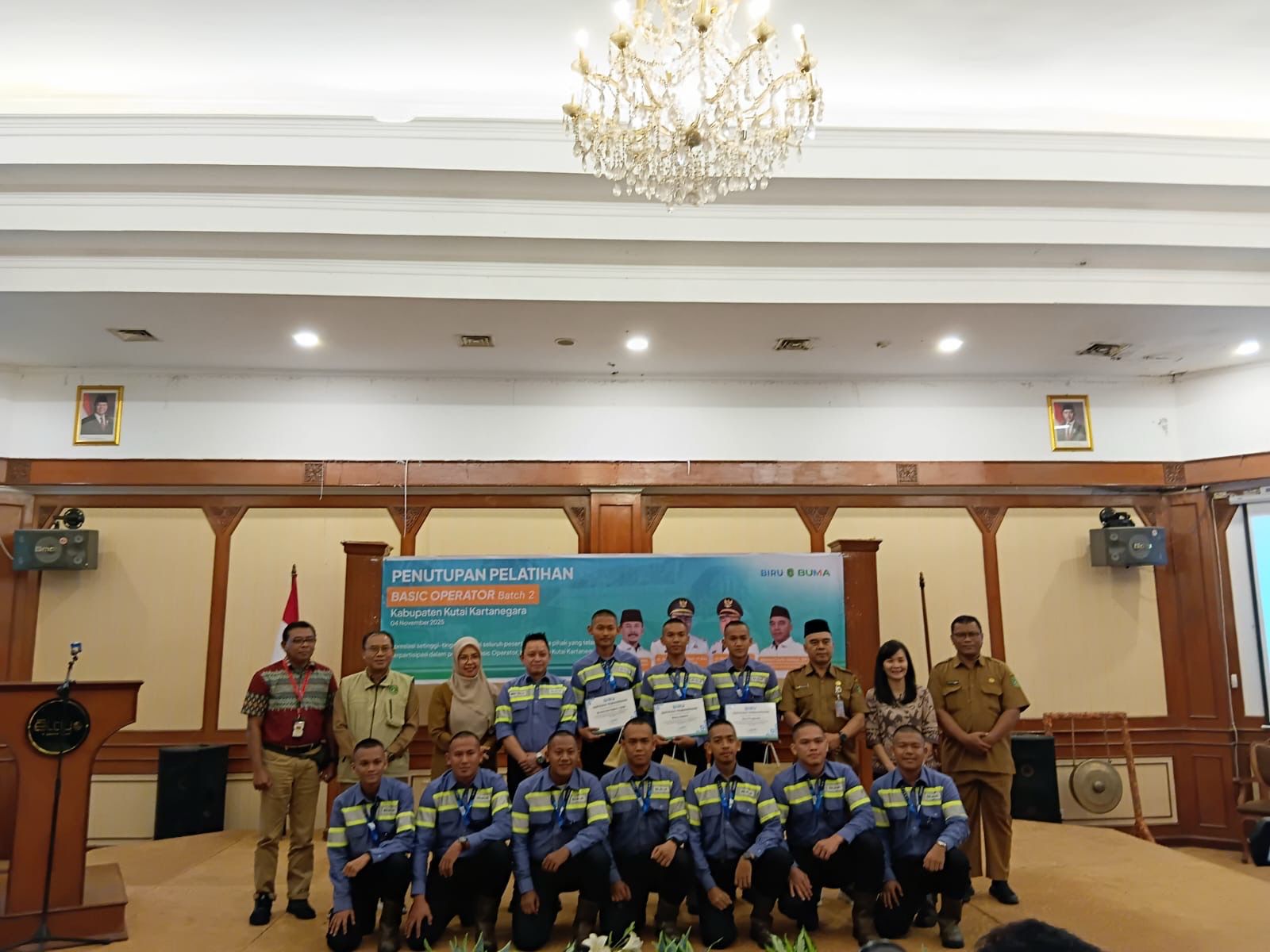 Asisten I Setkab Kukar Akhmad Taufik Hidayat bersama para peserta pelatihan Basic Operator Batch 2 di Hotel Grand Elty Singgasana Tenggarong. (garispena)