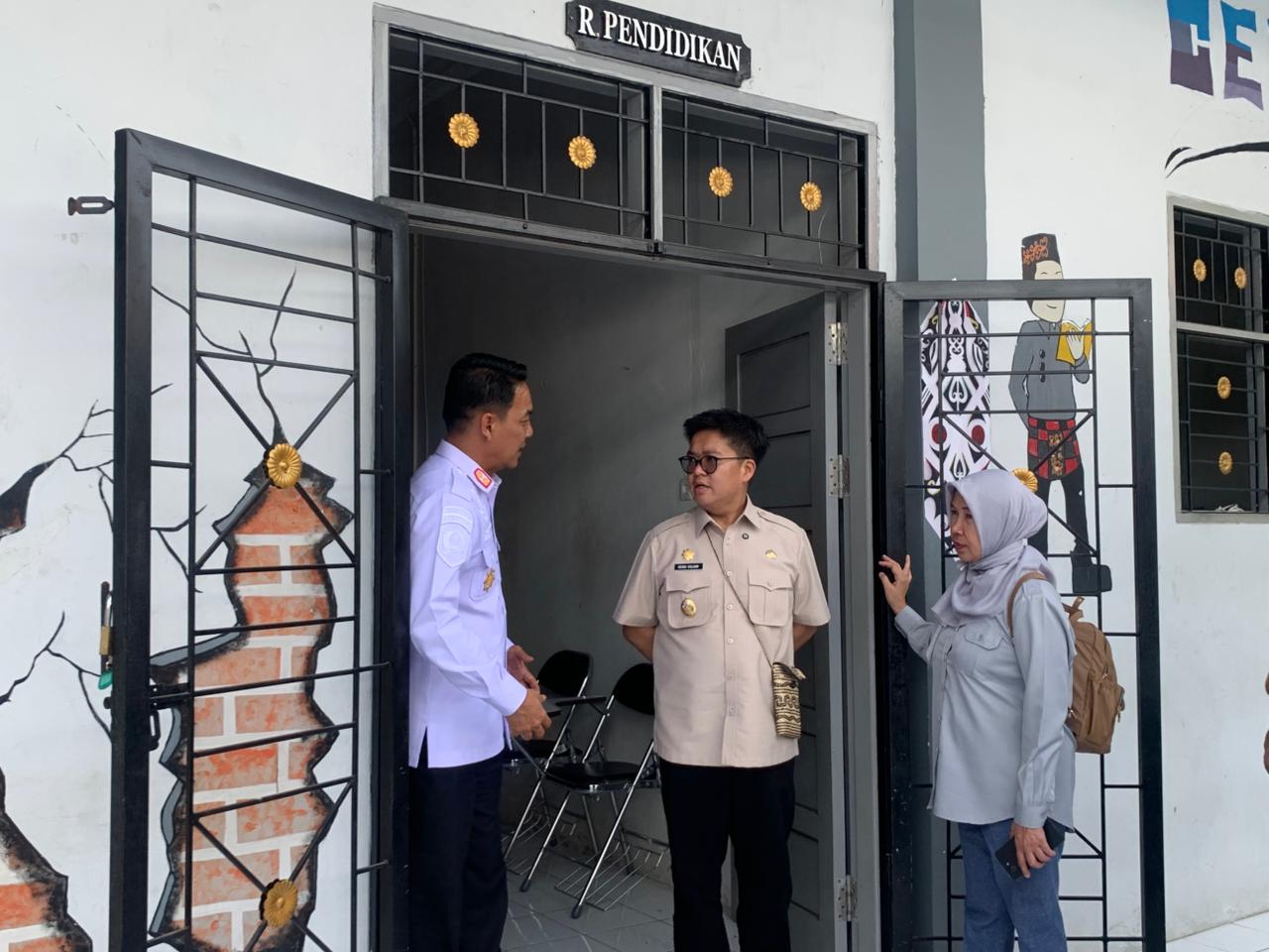 Wakil Bupati Kutai Kartanegara Rendi Solihin saat melakukan kunjungan ke Lapas Pembinaan Khusus Anak (LPKA) Tenggarong. (garispena)