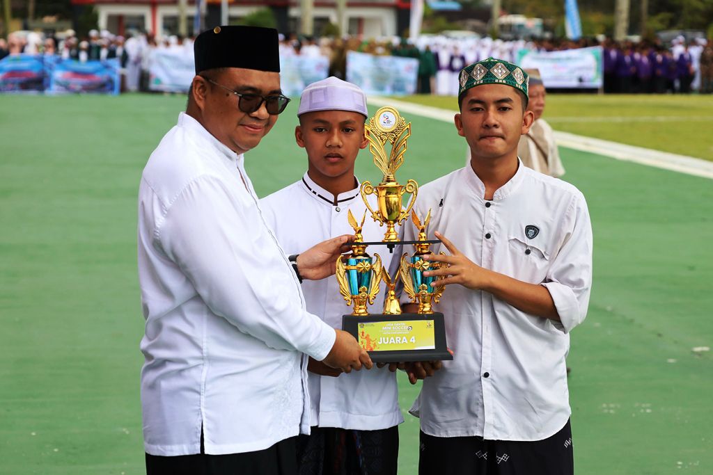 Bupati Kukar Aulia Rahman Basri saat menyerahkan penghargaan pada Hari Santri Nasional. (istimewa)
