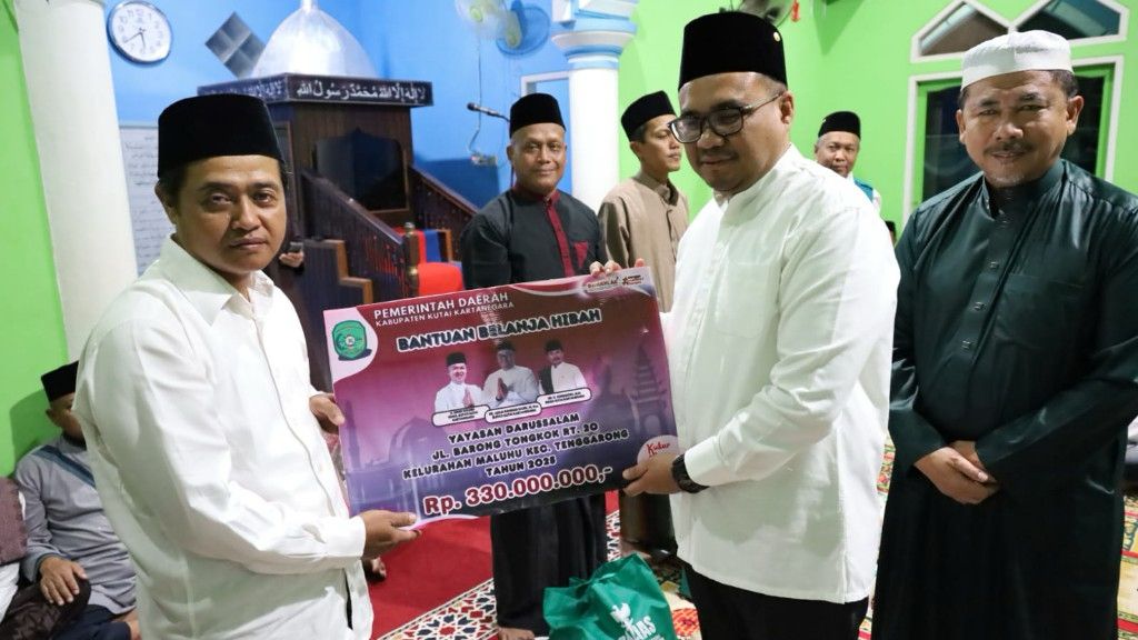 Bupati Kukar Aulia Rahman Basri saat menyerahkan dana hibah bantuan ke Yayasan Darussalam di Kelurahan Maluhu. (istimewa)
