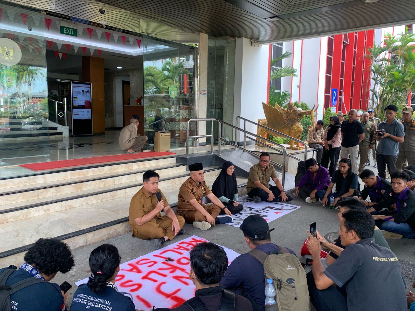 Asisten I Setkab Kukar Akhmad Taufik Hidayat beserta jajaran terima dialog mahasiswa UNIKARTA di depan Kantor Bupati Kukar. (garispena)