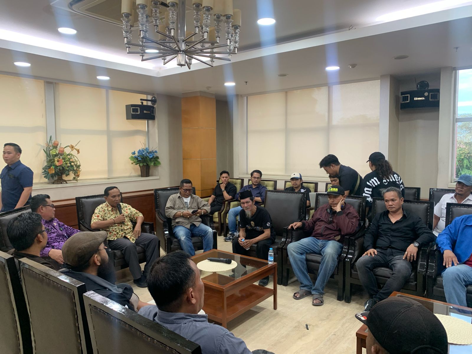 Dialog antara Aliansi Peduli Kutai Kartanegara dengan Pemkab di Kantor Bupati Kukar. (garispena)