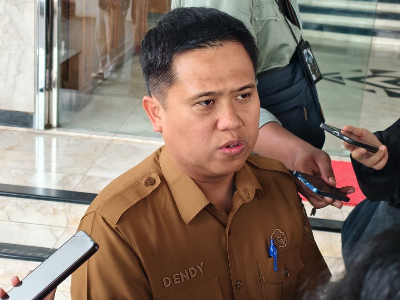 Kabag Kesra Setkab Kukar Dendy Irwan Fahriza saat diwawancarai beberapa waktu lalu. (garispena)