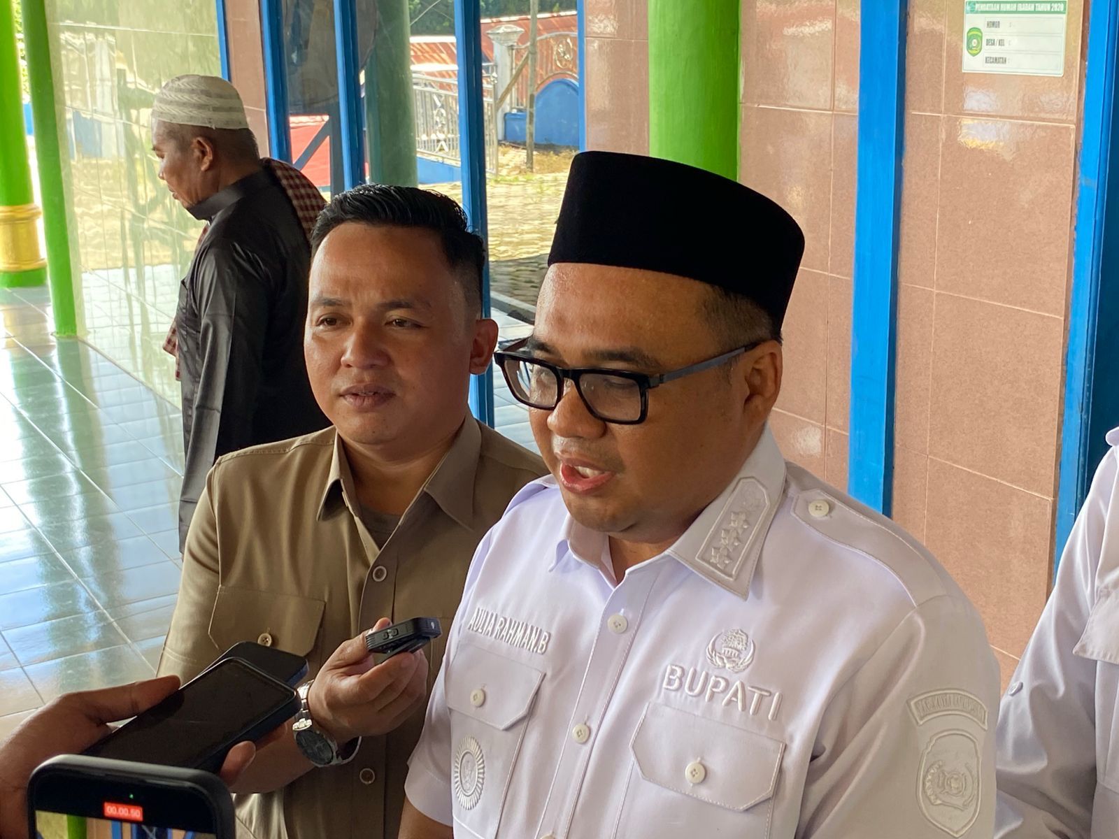 Bupati Kukar Aulia Rahman Basri saat berada di Desa Segihan, Kecamatan Sebulu. (garispena)