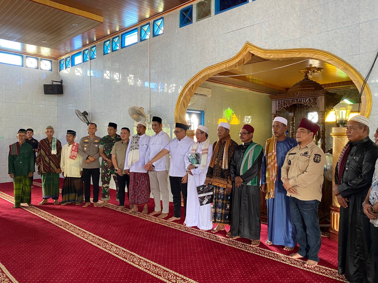 Bupati Kukar Aulia Rahman Basri saat menyerahkan bantuan rumah ibadah di Desa Segihan, Kecamatan Sebulu. (garispena)