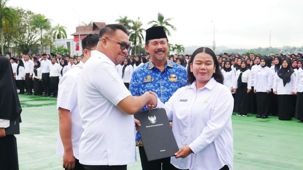 Bupati Kukar Aulia Rahman Basri saat pelantikan PPPK tahap 2. (garispena)
