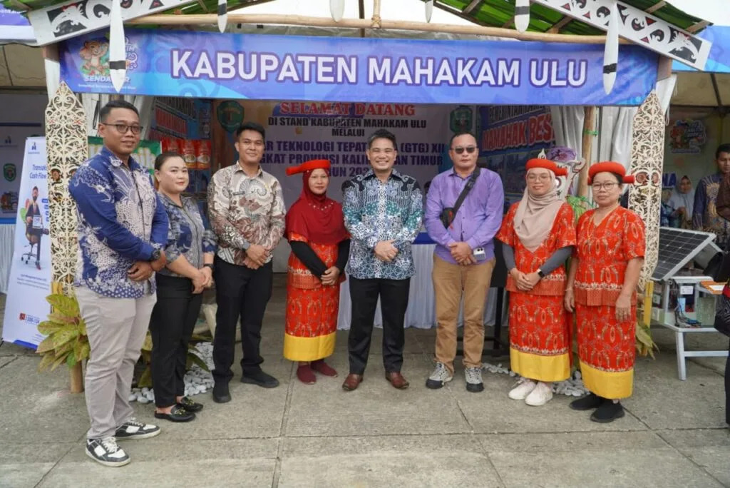 Wakil Bupati Mahakam Ulu, Suhuk berfoto bersama Kelompok Beragam, Bergizi, Seimbang, dan Aman (B2SA)