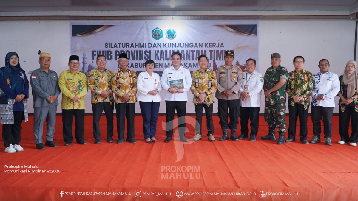 Wakil Bupati Mahakam Ulu Suhuk (kiri) saat hadir dalam Dialog Penguatan Kerukunan Umat Beragama bersama FKUB Kaltim di Gedung BPU Long Bagun