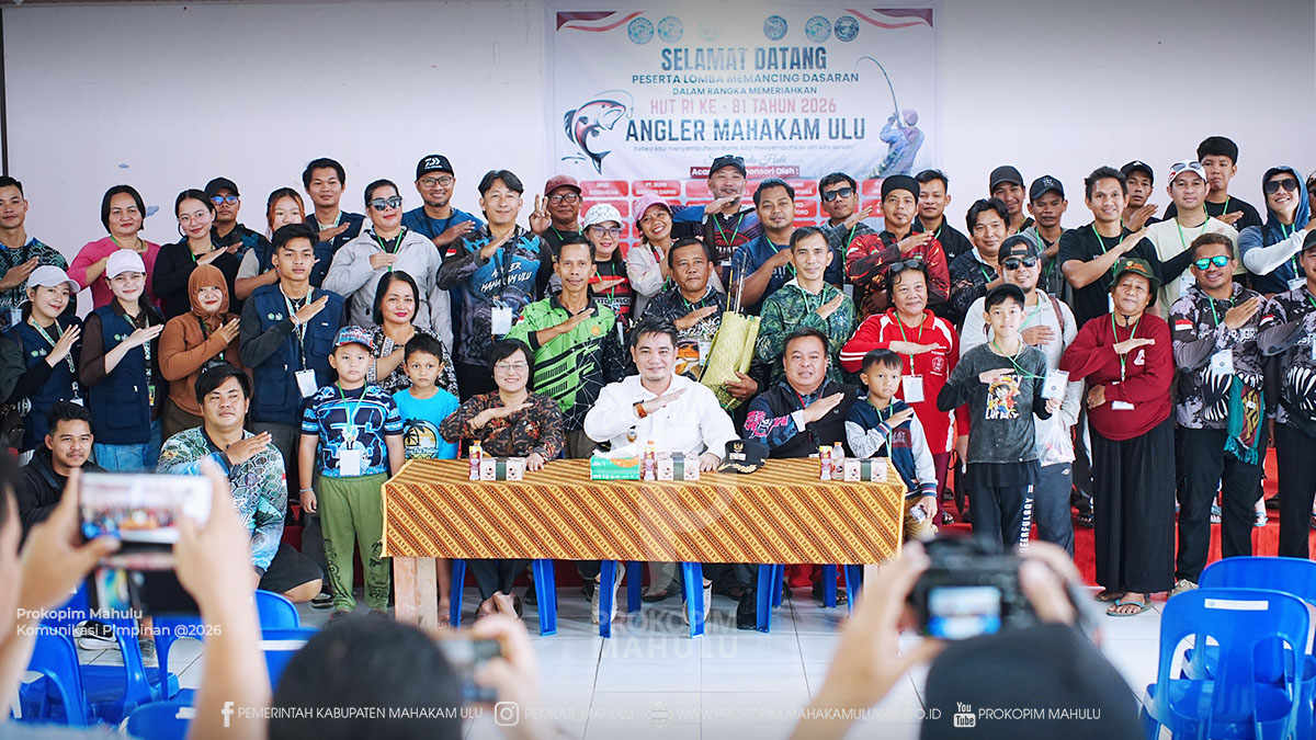 Wakil Bupati Mahakam Ulu Suhuk bersama komunitas Angler Mahakam Ulu saat pembukaan Lomba Mancing Dasaran HUT ke-81 RI