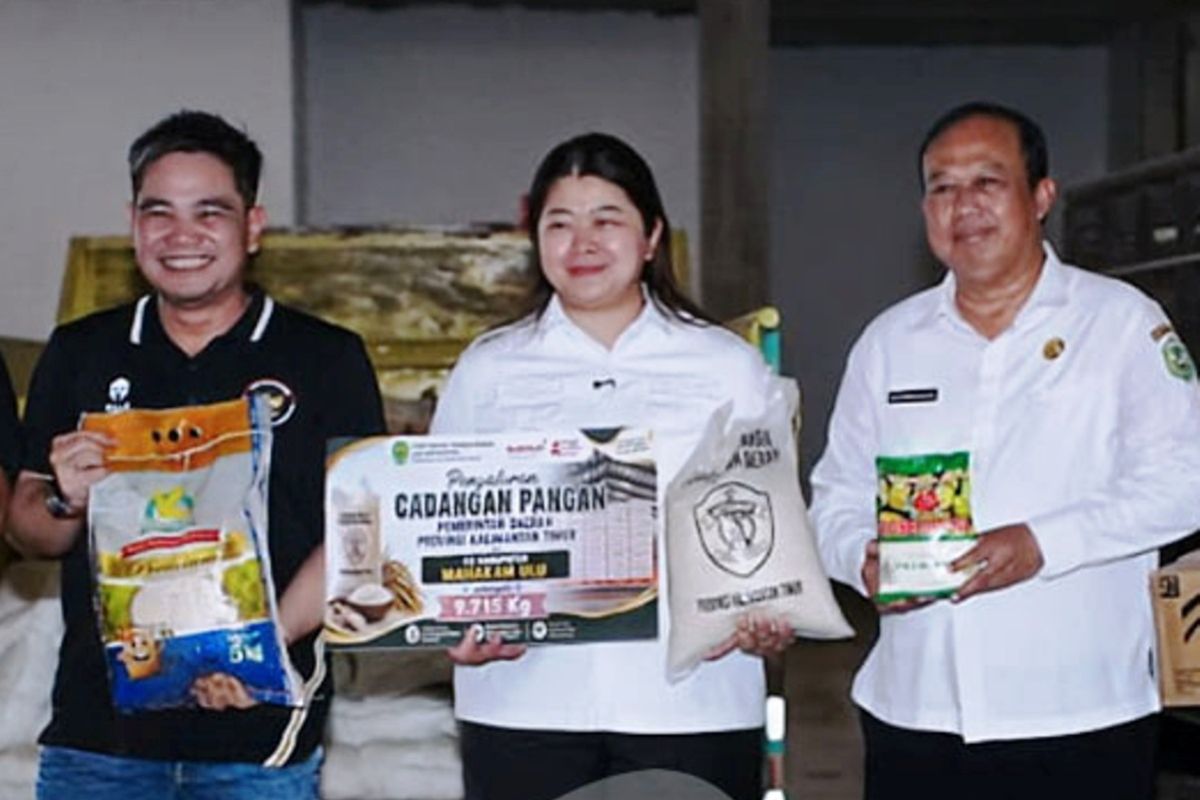 Dari kiri ke kanan (Wakil Bupati Mahulu Suhuk, Bupati Mahulu Angela Idang Belawan, Asisten I Agustinus Teguh Santoso) saat secara simbolis menerima cadangan pangan dari Pemprov Kaltim