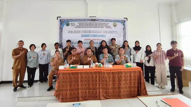 Disdikbud Mahulu bersama Ukrida Jakarta berfoto bersama dengan para peserta seleksi beasiswa usai pembukaan pelaksanaan seleksi penerimaan Beasiswa Gerbang Cerdas Mahulu di Ujoh Bilang.