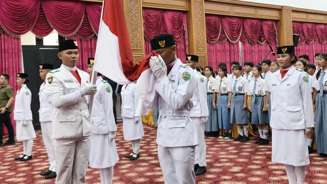 ‎Anggota Pasukan Pengibar Bendera Pusaka (Paskibraka) Kabupaten Mahakam Ulu menjalani prosesi pengukuhan dan penghormatan terhadap Sang Merah Putih di Ballroom Lantai 3 Kantor Bupati Mahulu