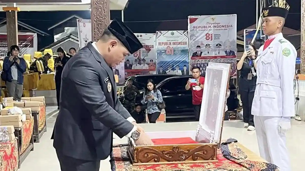 Wakil Bupati Mahakam Ulu Suhuk saat prosesi pelipatan bendera merah putih di Lapangan Tribun Ujoh Bilang   Artikel ini telah tayang di TribunKaltim.co dengan judul Jelang HUT ke-81 RI, Wakil Bupati Mahakam Ulu Suhuk Pimpin Pelipatan Bendera Merah Putih