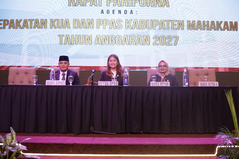 Rapat Paripurna DPRD Kabupaten Mahakam Ulu di Ballroom Lantai 17 Hotel Aston Samarinda