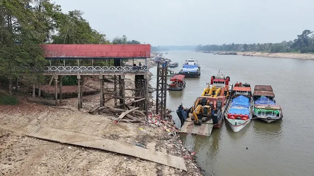 Beberapa kapal yang tertahan di Dermaga Long Iram akibat Sungai Mahakam surut.