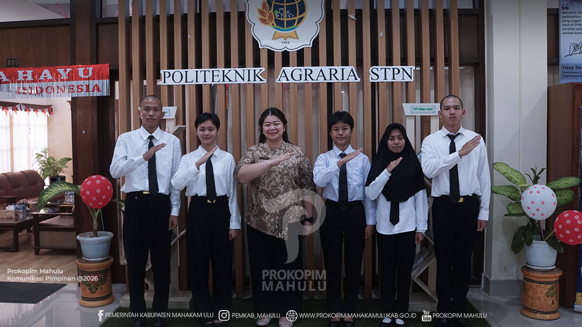 Angela Idang Belawan, mendampingi lima taruna asal Mahulu