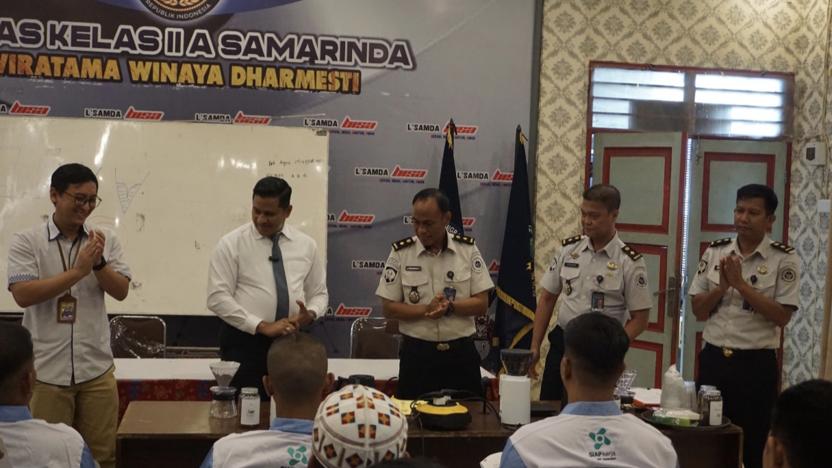 Kepala Lapas kelas IIA dan instruktur profesional sedang memperlihatkan cara membuat kopi