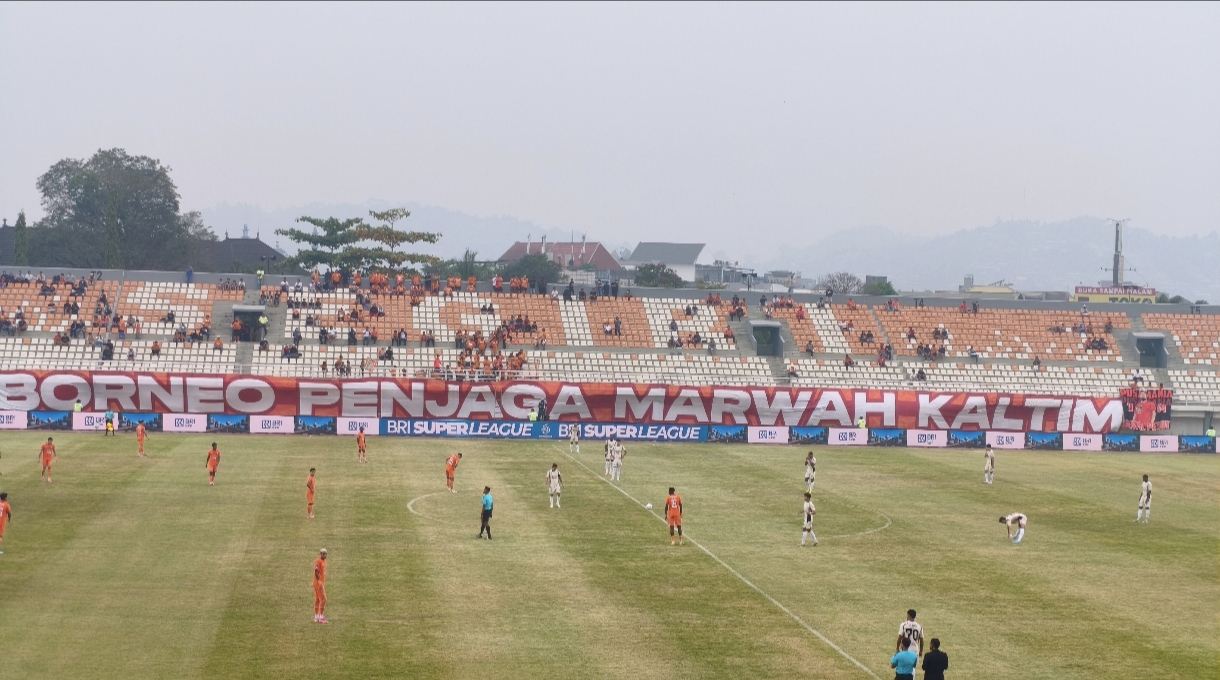 Kick off pertandingan antara borneo fc vs dewa united