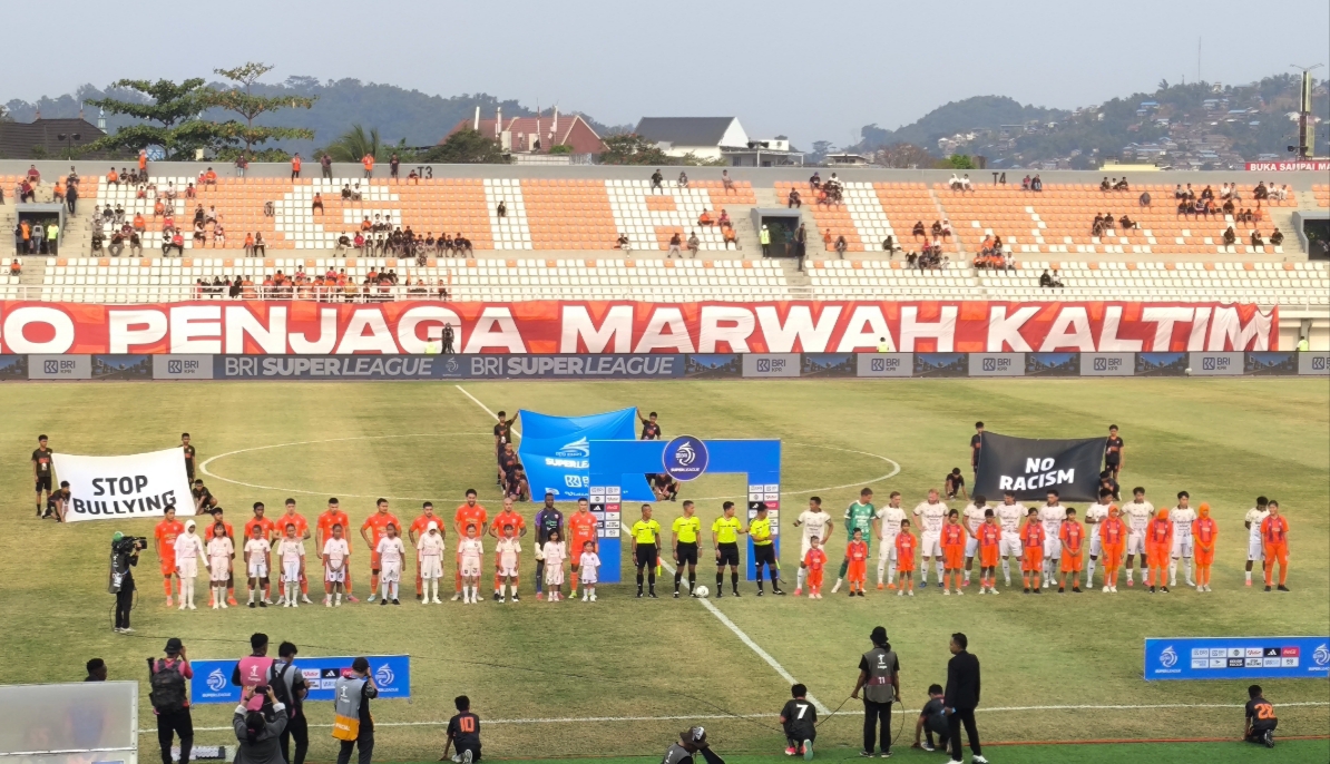 Pemain Borneo fc dan Bali United menjelang kick off babak pertama