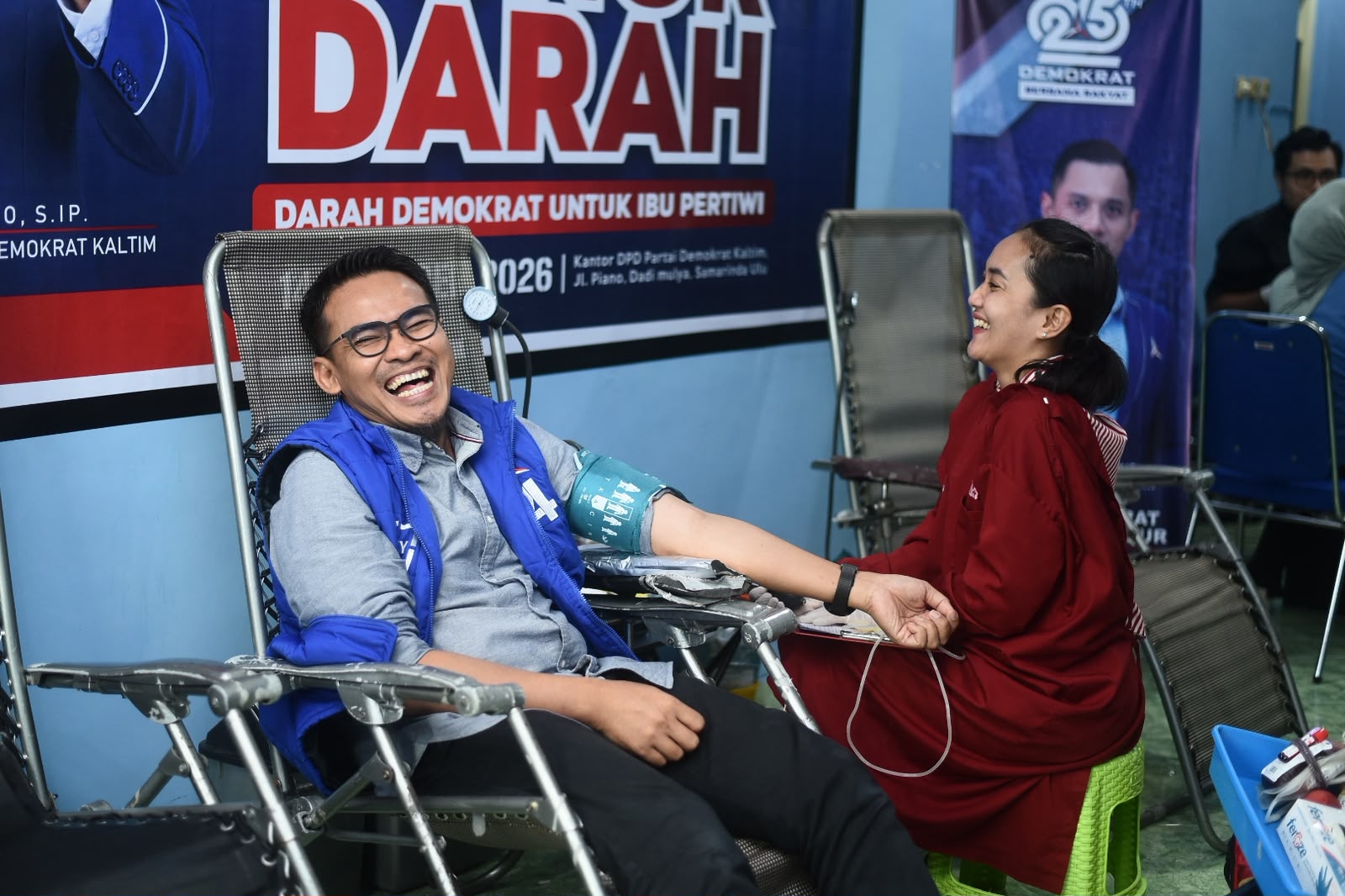 Ketua DPD Partai Demokrat Kaltim Bambang Soepriyadi saat melaksanakan donor darah